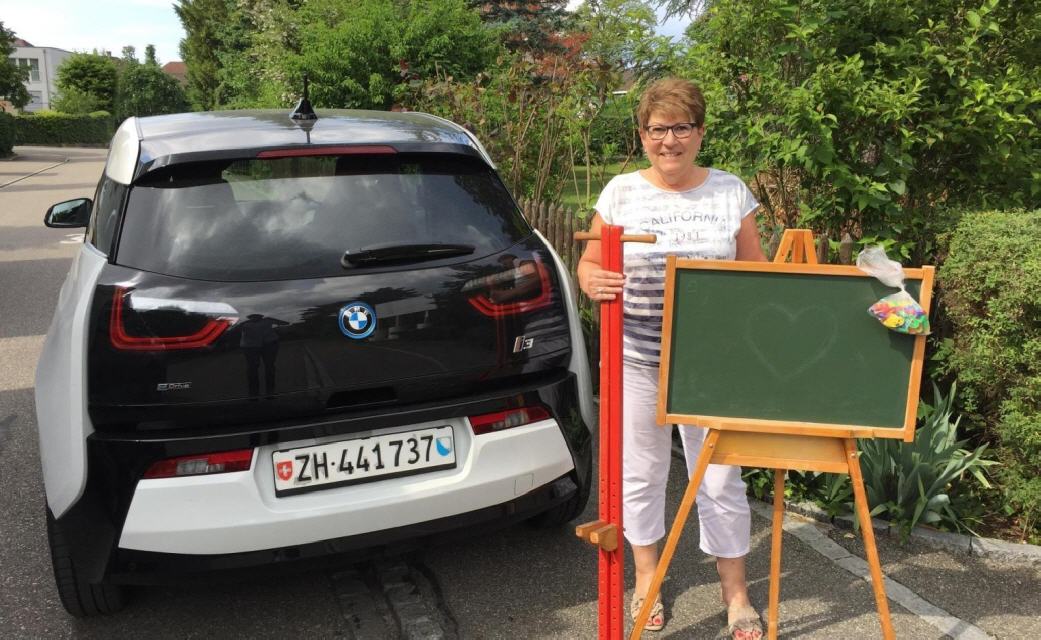 Basel hört nicht auf zu spenden, soeben haben wir eine Kinder-Wandtafel und Stelzen erhalten. Super!