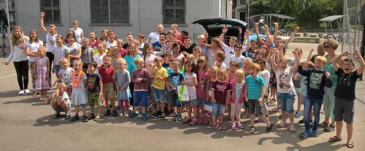 Die Schulgemeinde "Unteres Rafzerfeld" hat bereits das 3. Fahrzeug gefüllt! Es herrscht eine super Stimmung.