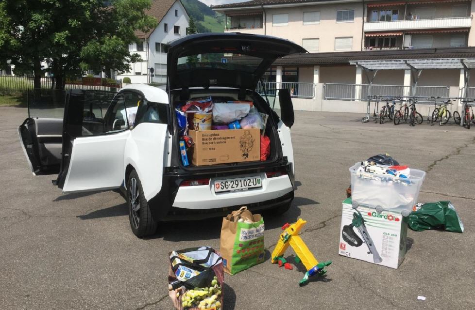 Wir brauchten zwei BMW i3, die Primarschule Flums hat so viele Spielsachen gesammelt! Eine Herausforderung für Hannes Mader der Auto Walser AG.
