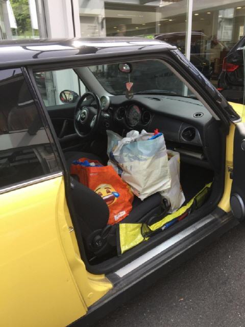Familie Schmocker aus Ringgenberg bringt ihr Auto heute prall gefüllt mit Spielsachen in die Garage zum Reifenwechsel. Carla Suter bestätigt: "Unsere Kunden sind die Besten!"
