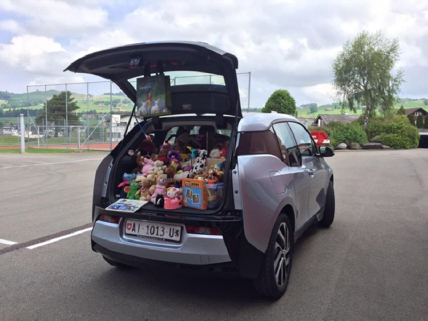 Appenzell - genial!DerBMW i3 ist schon fast voll unddas Team istweiter unterwegs...