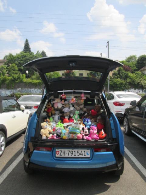 Jasmin Wechsler von Autoverkehr Biel: "Unsere tollen Mitarbeiter konnten einen ganzen BMW i3 mit Spielzeug füllen!"
