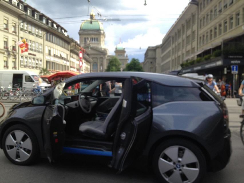 Claudio Hauser von BMW i hat am Bundesplatz eine Verschnaufpause gemacht, bevor es wieder weitergeht. Was für ein Tag!